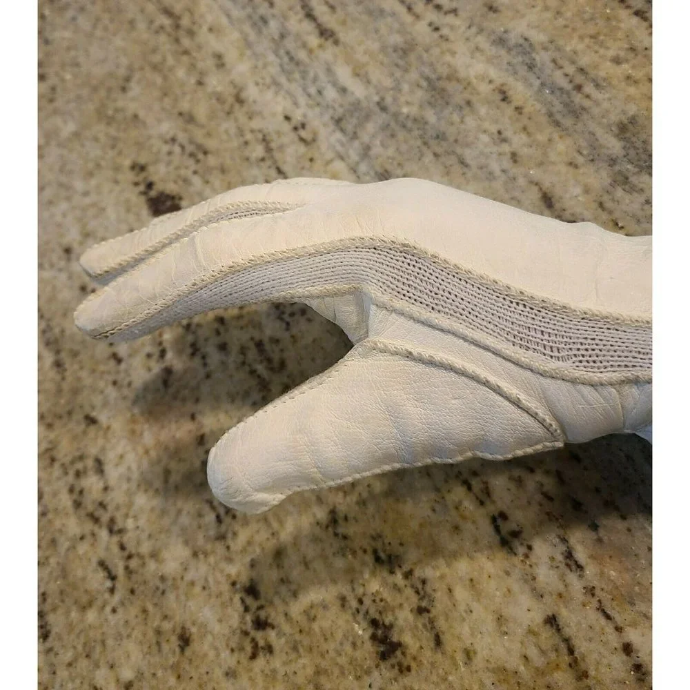 Vintage White Soft Leather Stretch Gloves. Women's M . Button Accent